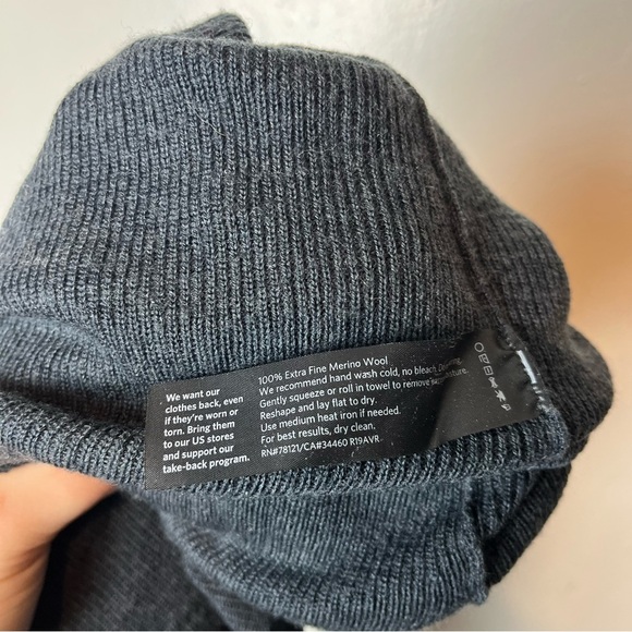 Eileen Fisher 100% Fine Merino Wool Gray Sweater Pullover Size XXS Flawed- Holes - Picture 4 of 8